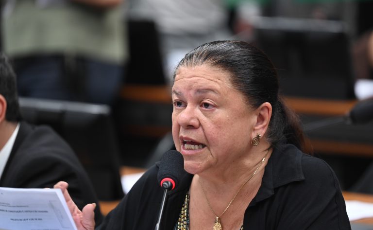 Projeto de Lei garante desembarque noturno fora do ponto para mulheres e idosos