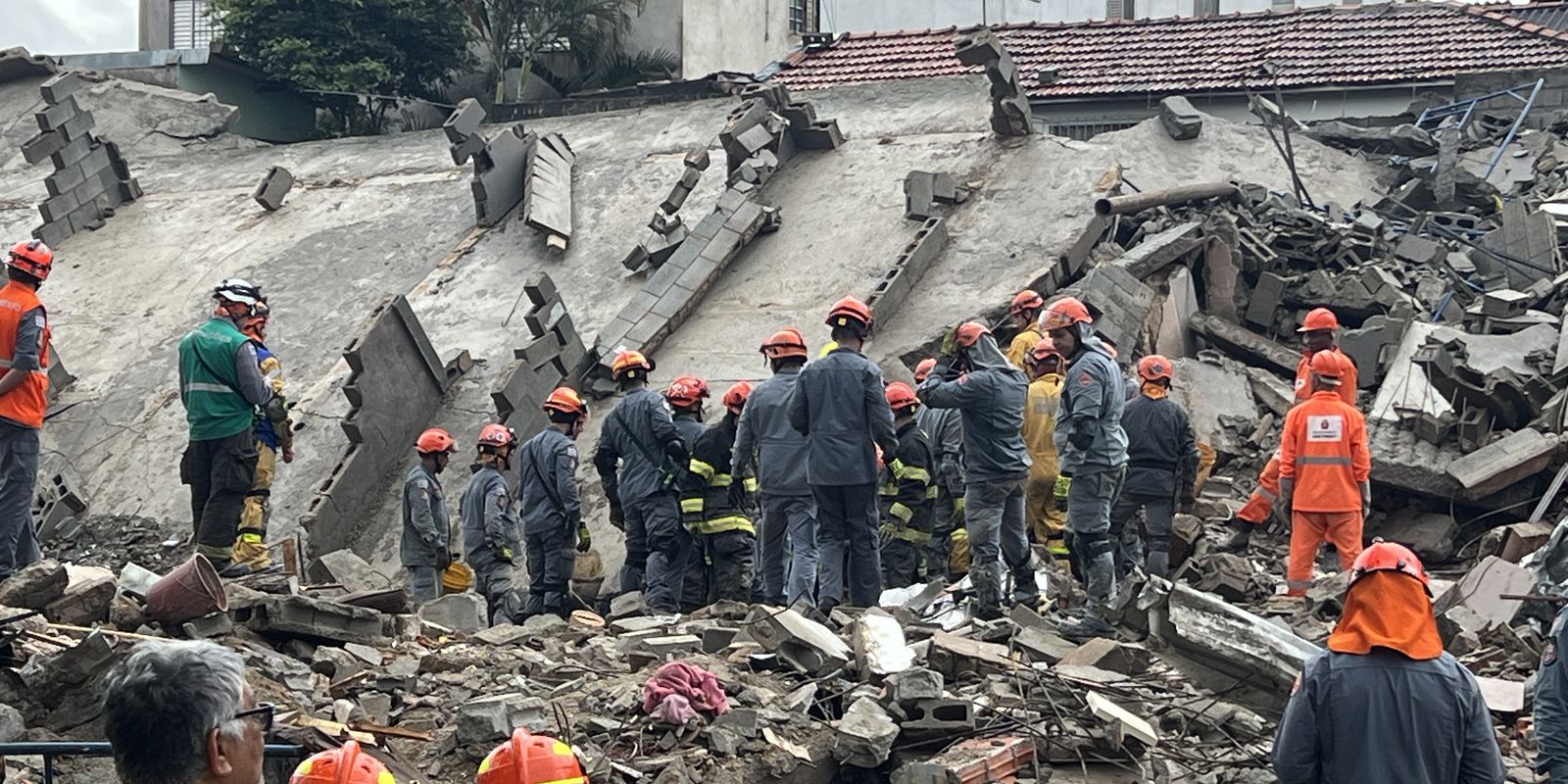 Duas pessoas morrem após desabamento de prédio na zona leste de São Paulo