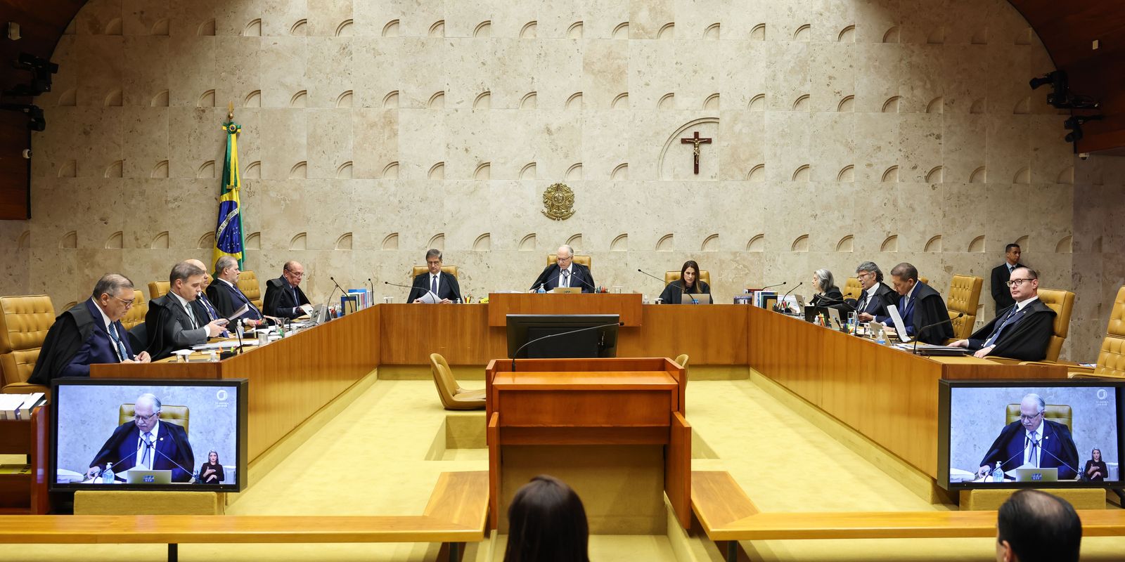 Dino e Zanin defendem julgamento no STF de Moraes e Mendonça em conjunto