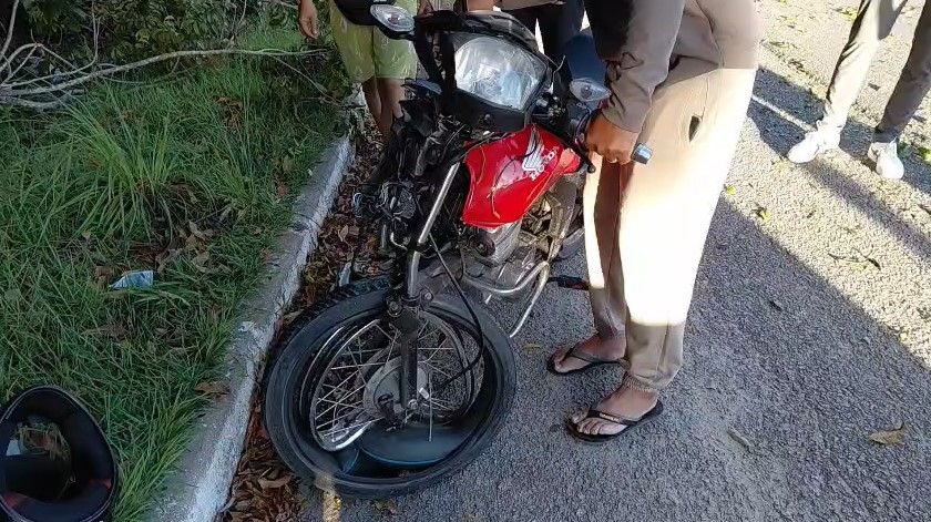 Moto bate em galhos e deixa dois feridos em acidente em João Pessoa