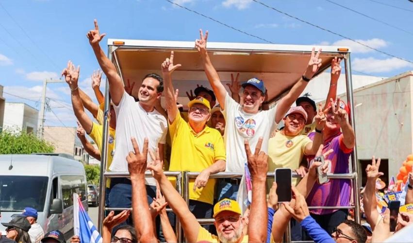 Espedito Filho reúne multidão durante passagem da caravana de Lucas Ribeiro por Triunfo