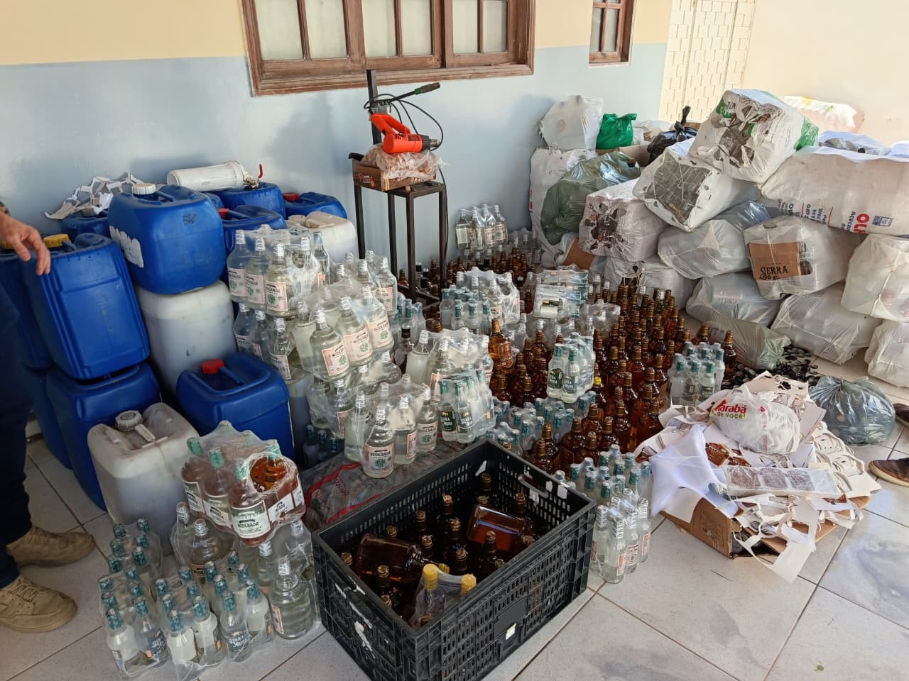 Fábrica clandestina de cachaça é desmantelada em operação na Paraíba