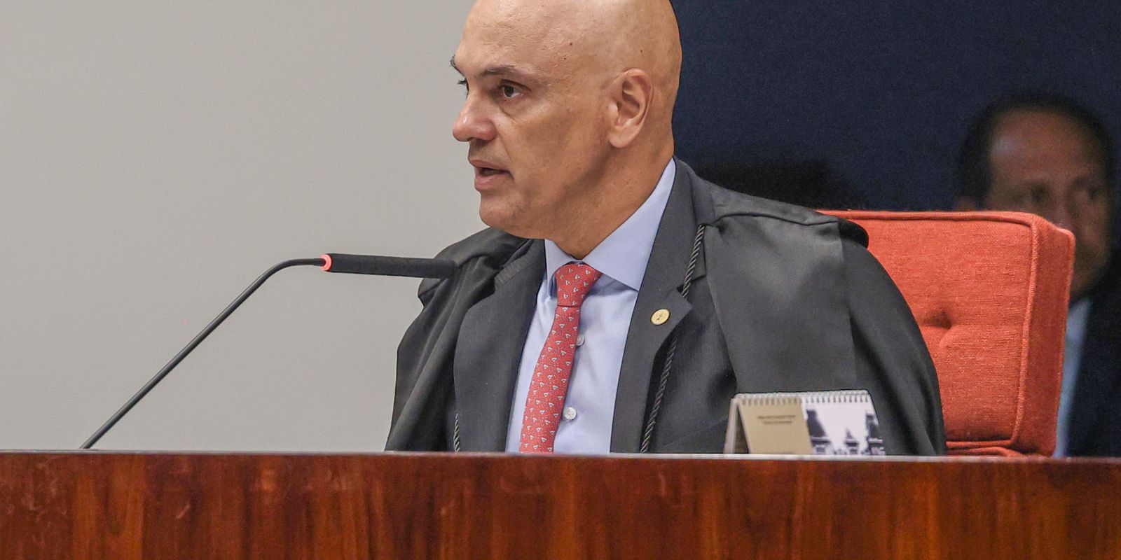 Edson Fachin decide remover Alexandre de Moraes do inquérito das fake news