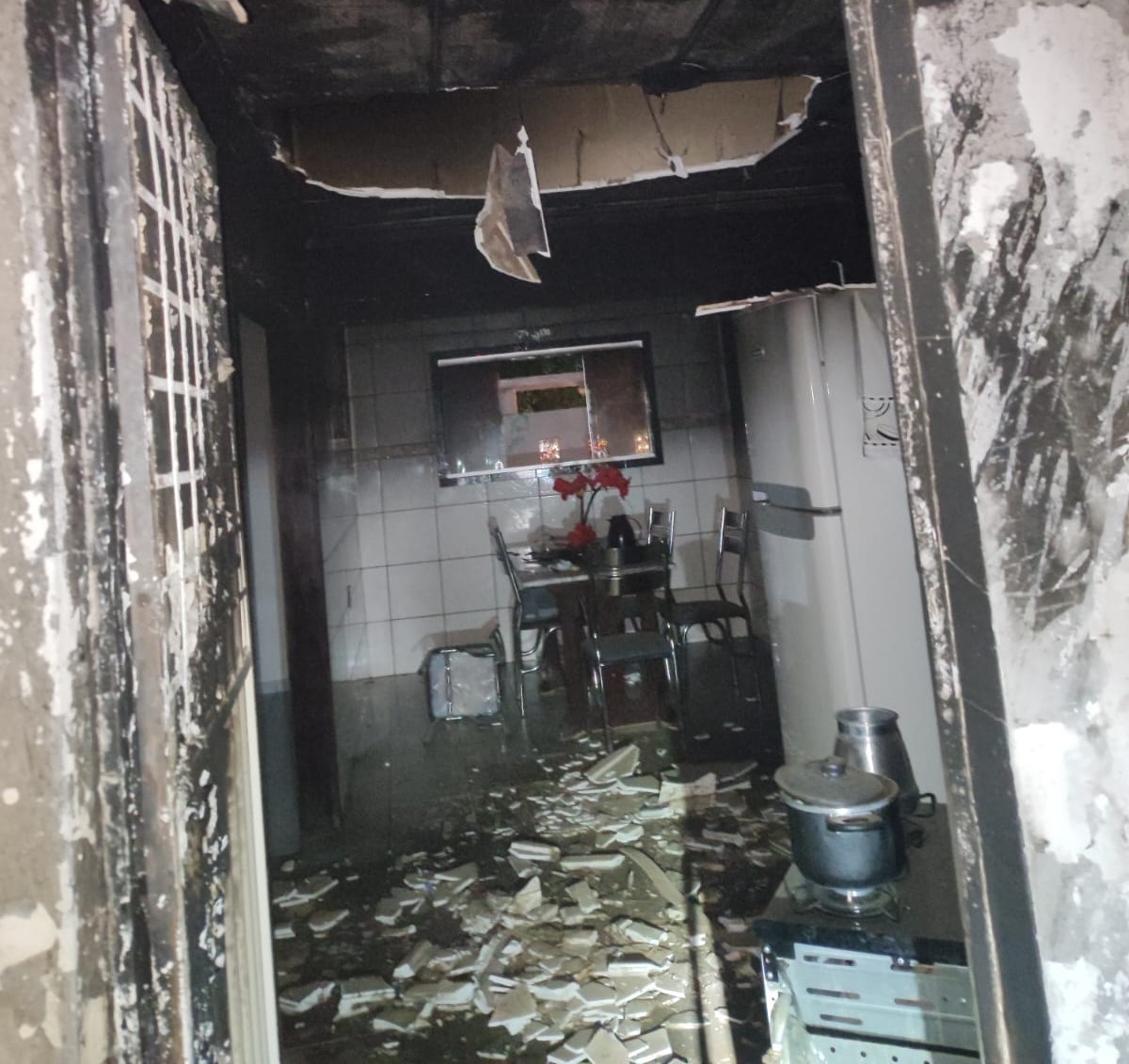 Idoso de 74 anos morre e filha fica ferida em grave incêndio em Patos