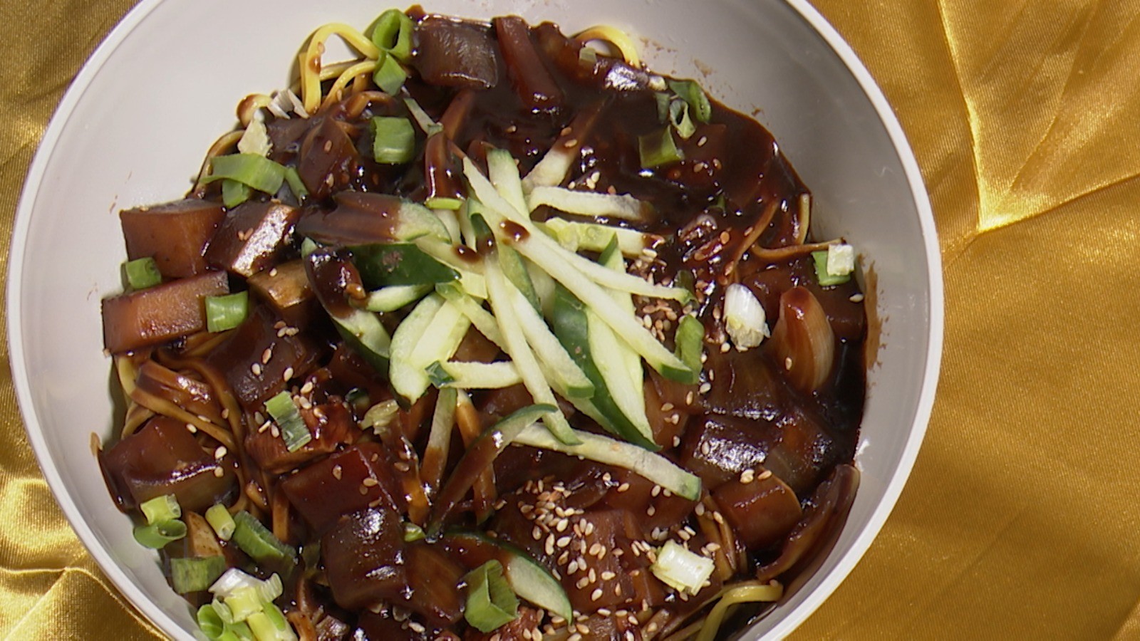 Aprenda a fazer a receita de jajangmyeon tradicional no Chef 