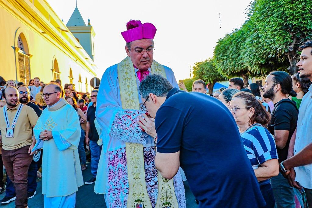 Júnior Araújo percorre Cajazeiras, dialoga com comunidades e participa de celebração religiosa