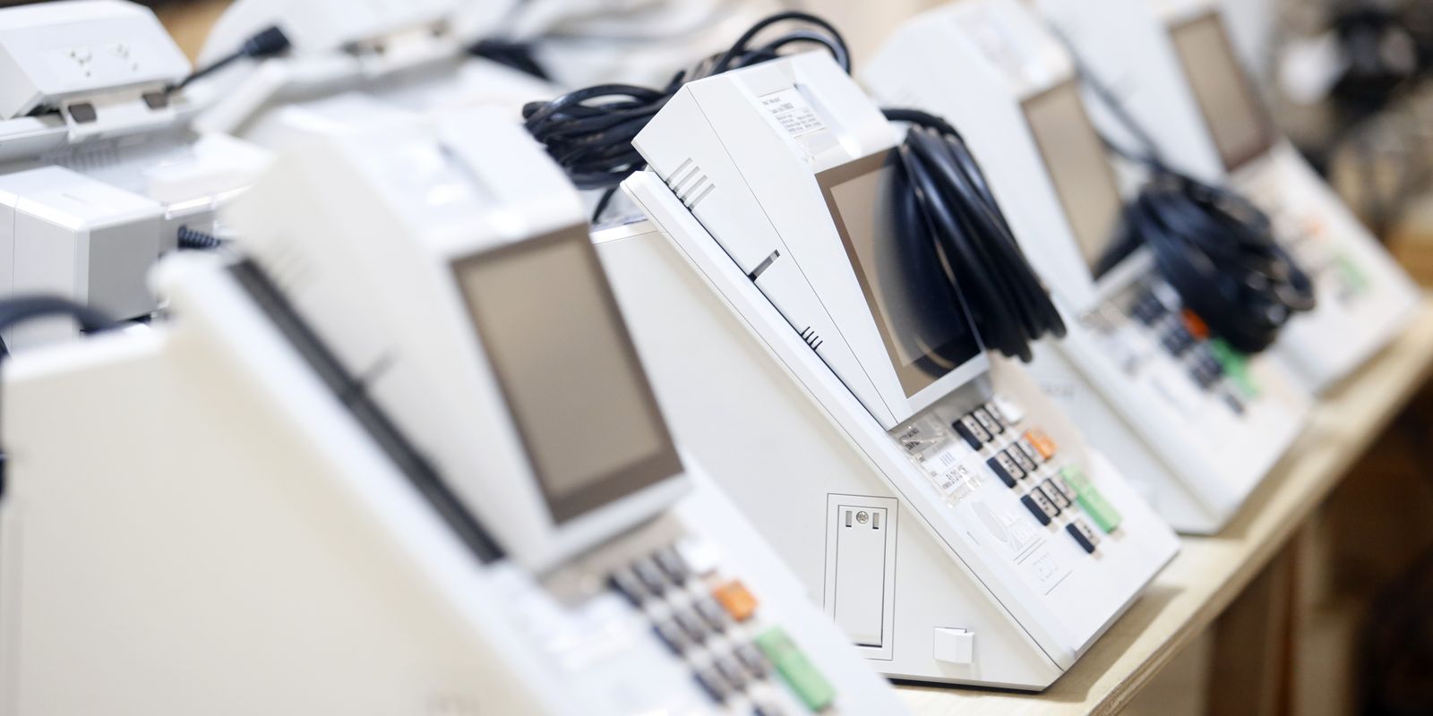 São paulo inicia preparação de mais de 114 mil urnas eletrônicas