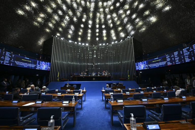 Maioria dos deputados busca a reeleição para 2026, aponta levantamento