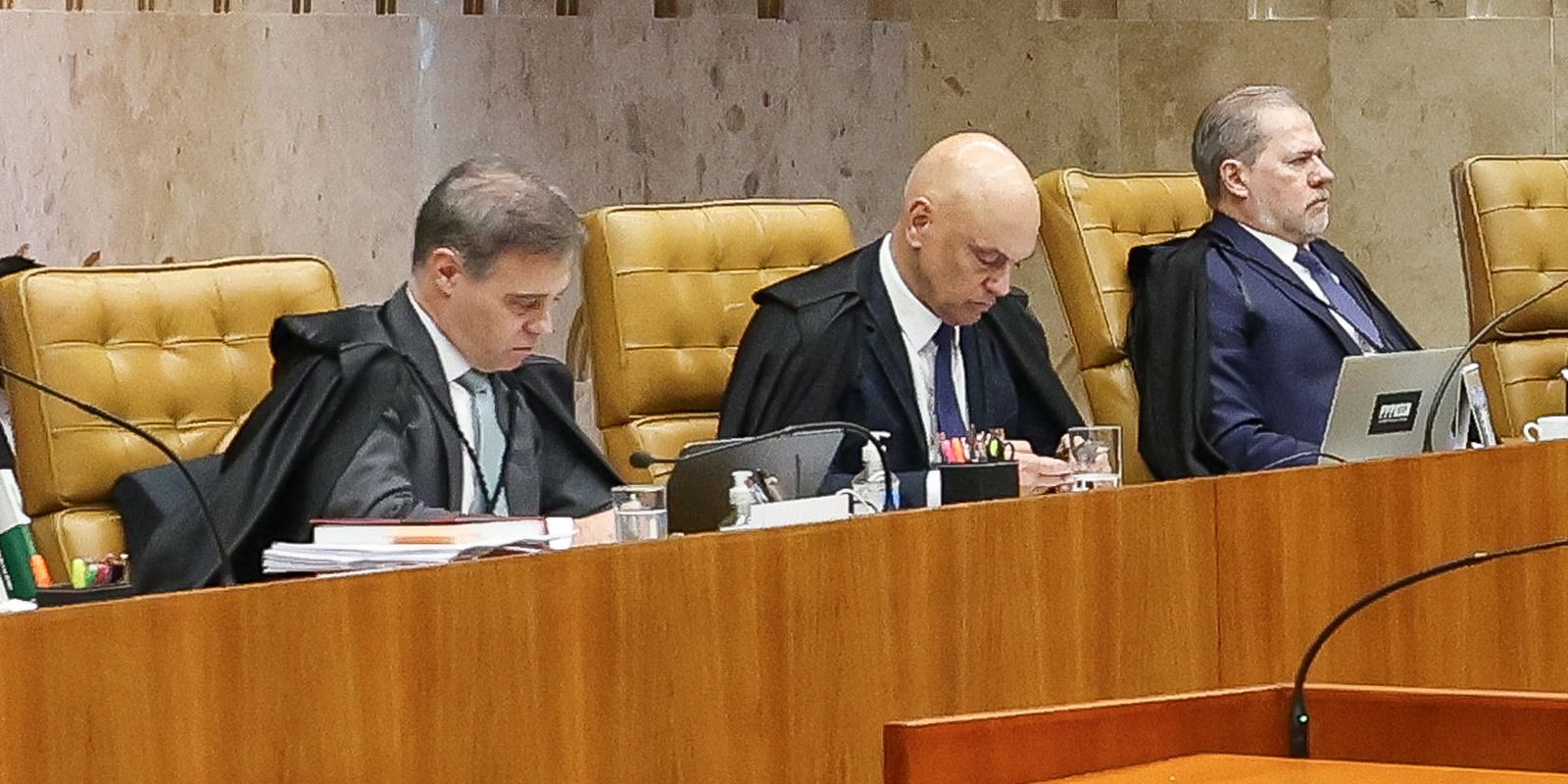 Alexandre de Moraes acusa André Mendonça em forte debate no STF