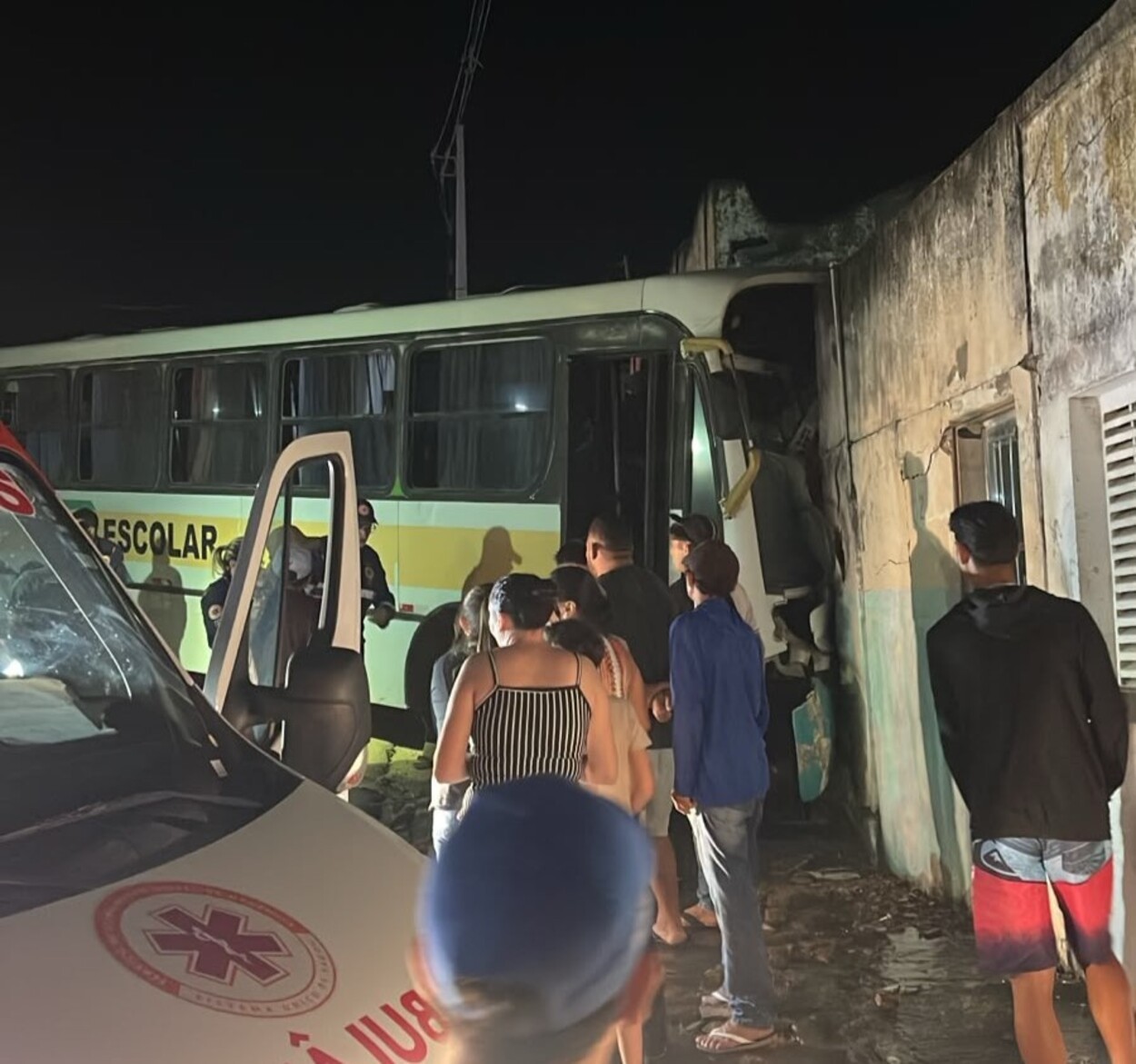 Acidente na PB com ônibus escolar deixa motorista morto e estudantes feridos