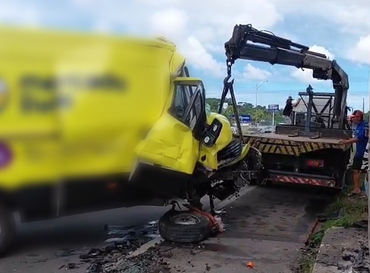 Acidente na BR-101: motorista bate van em passarela em João Pessoa