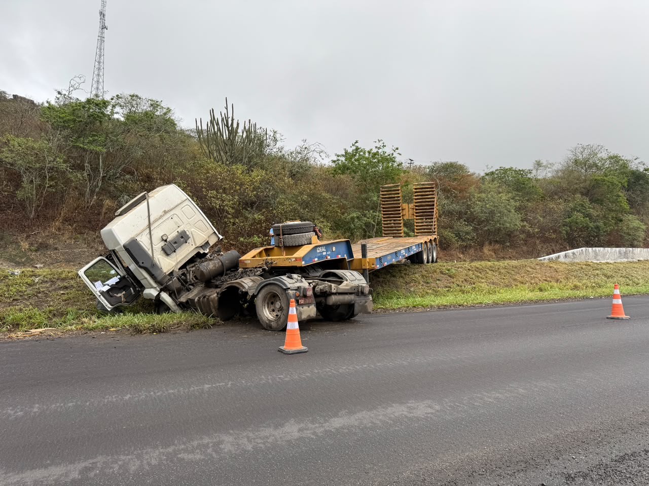 Motorista fica ferido após acidente na BR-230 em Campina Grande