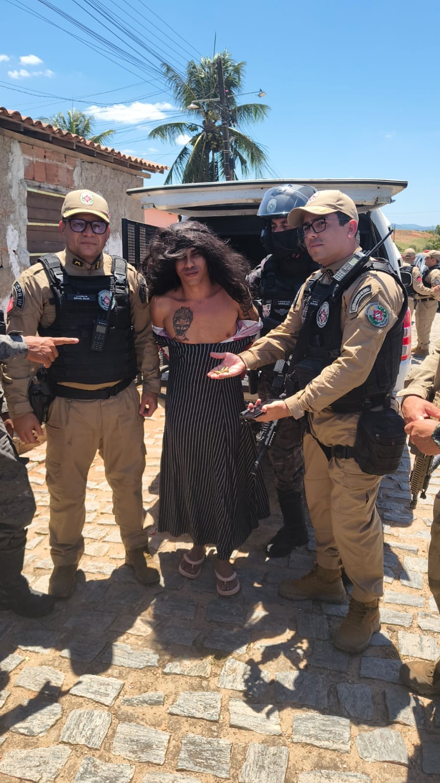 Operação policial prende suspeito de homicídios disfarçado de mulher na Paraíba