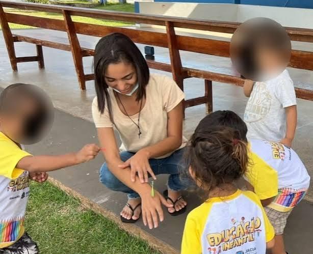 Pais acusam professora de ferir criança autista com seringa dentro de creche em Monteiro