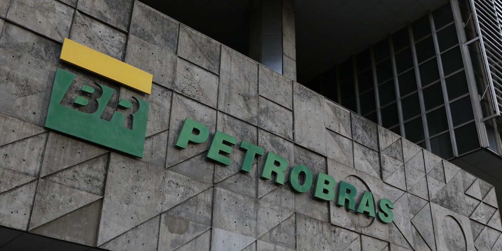 Petrobras batiza o navio Starnav Elektra com tripulação feminina