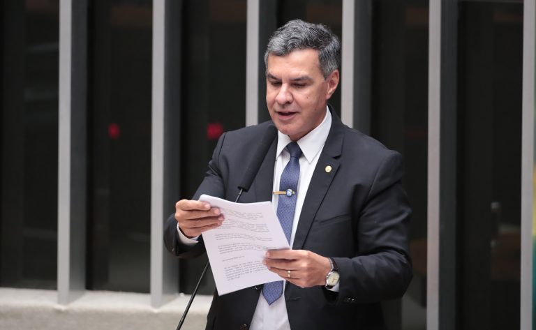 Projeto limita a rolagem contínua em redes sociais para proteger a saúde mental