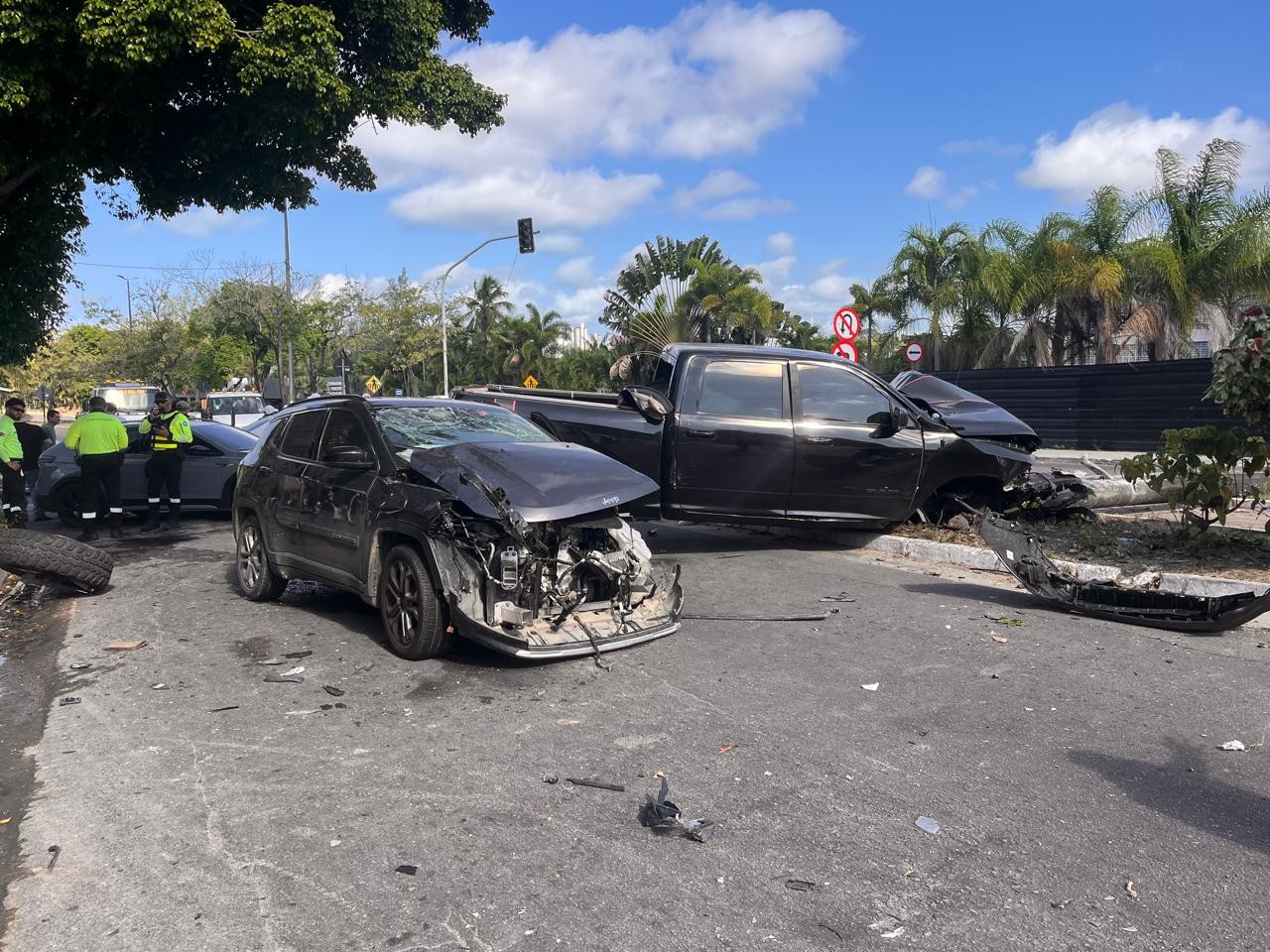 Acidente na Avenida Beira Rio deixa ferida e interdita via em João Pessoa
