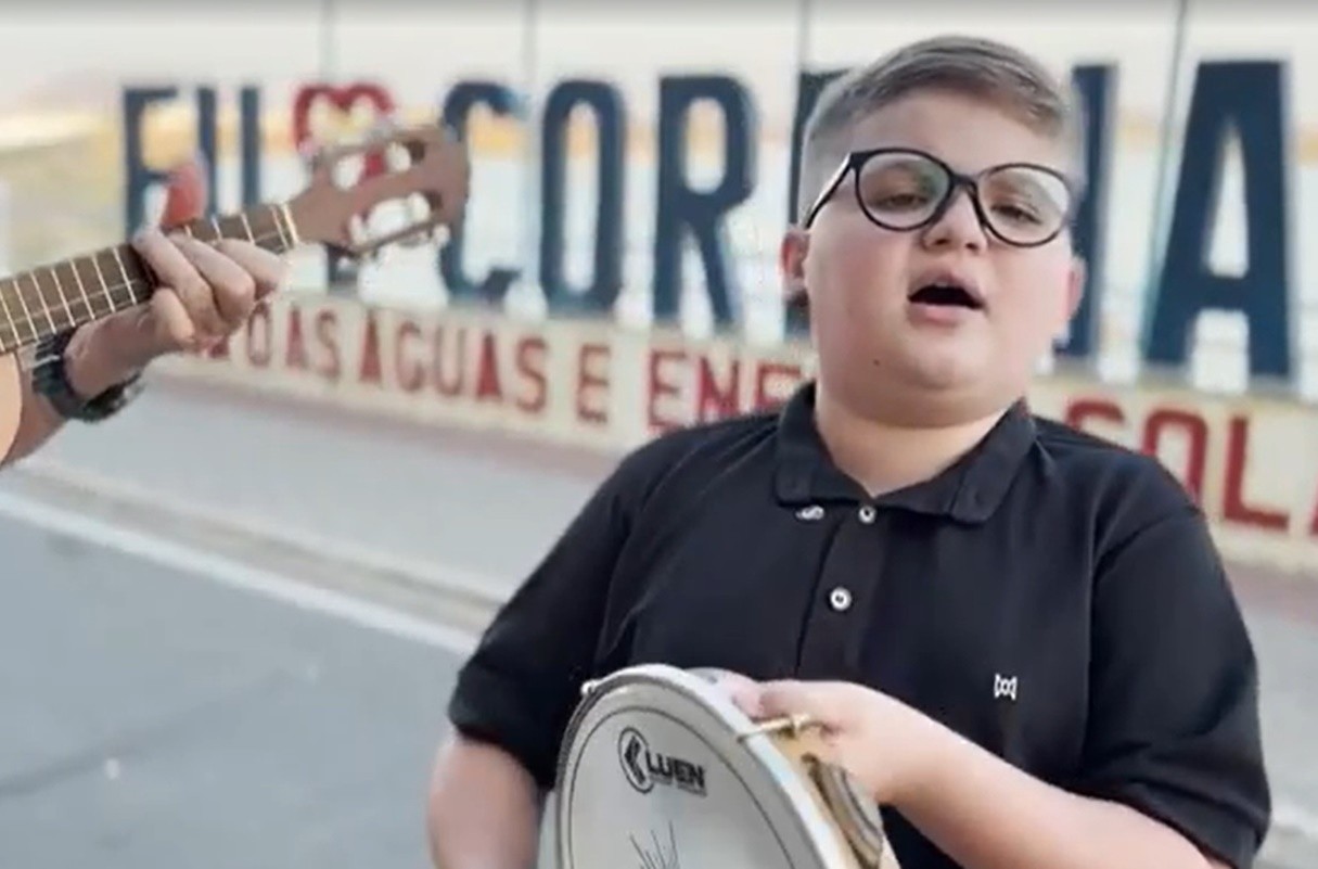 Conheça Leozinho do Samba, fenômeno mirim que encanta a web com clássicos