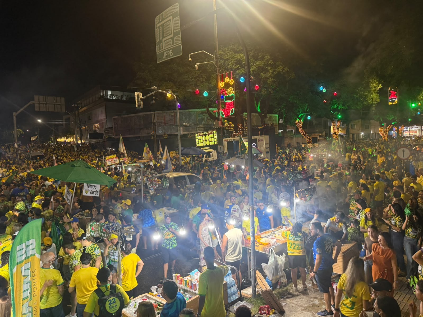 Apoiadores de Flávio Bolsonaro realizam ato político em João Pessoa