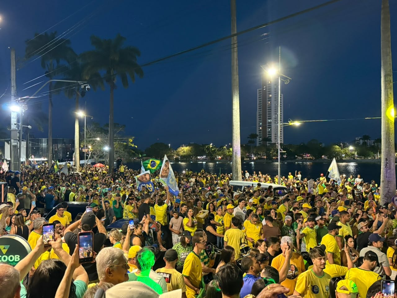 Apoiadores realizam ato pró-Flávio Bolsonaro em Campina Grande
