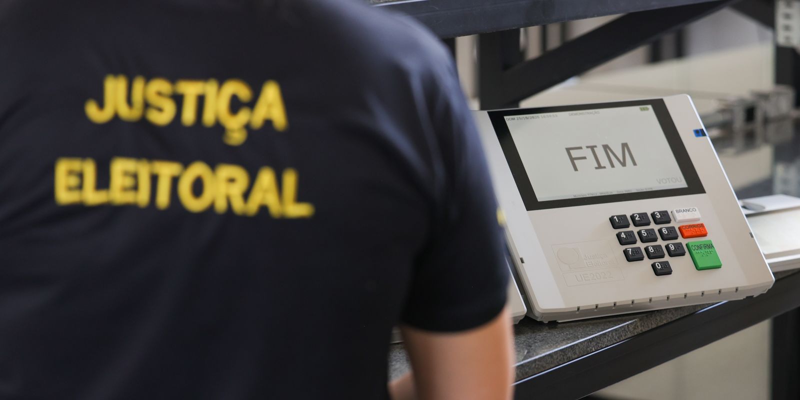 Entenda como funciona o combate ao assédio eleitoral e saiba como denunciar