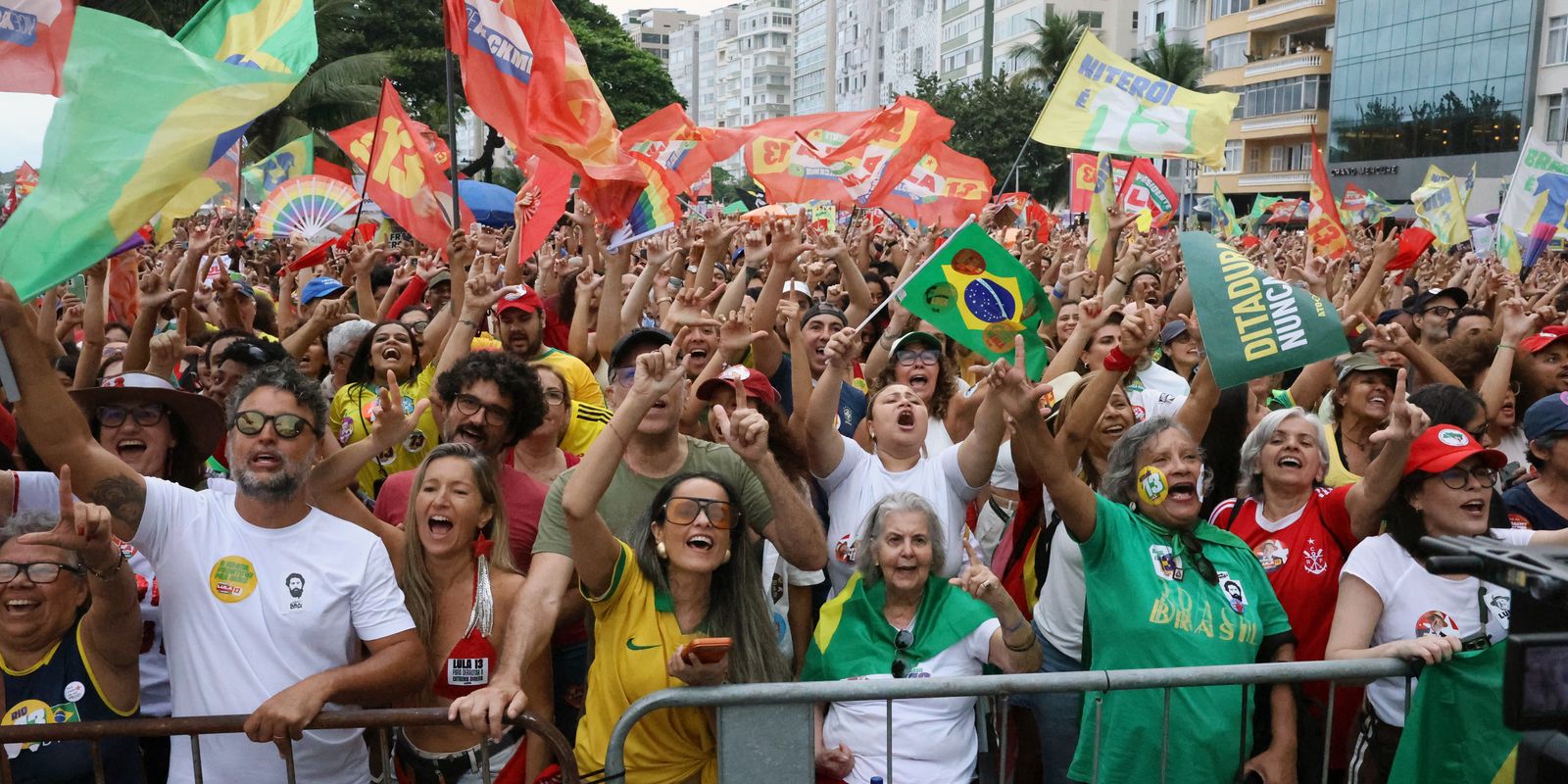 Ato pela democracia reúne artistas e milhares de pessoas em Copacabana