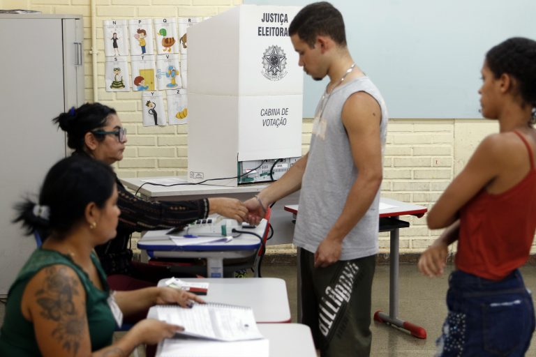 Brasileiros voltam às urnas para o segundo turno das eleições neste domingo