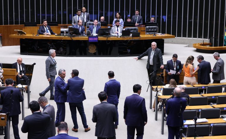 Câmara dos Deputados aprova indenização para servidores em áreas de fronteira