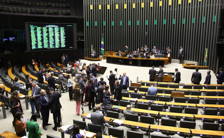 Câmara dos Deputados analisa projeto de lei para aceitar exames da rede privada no SUS