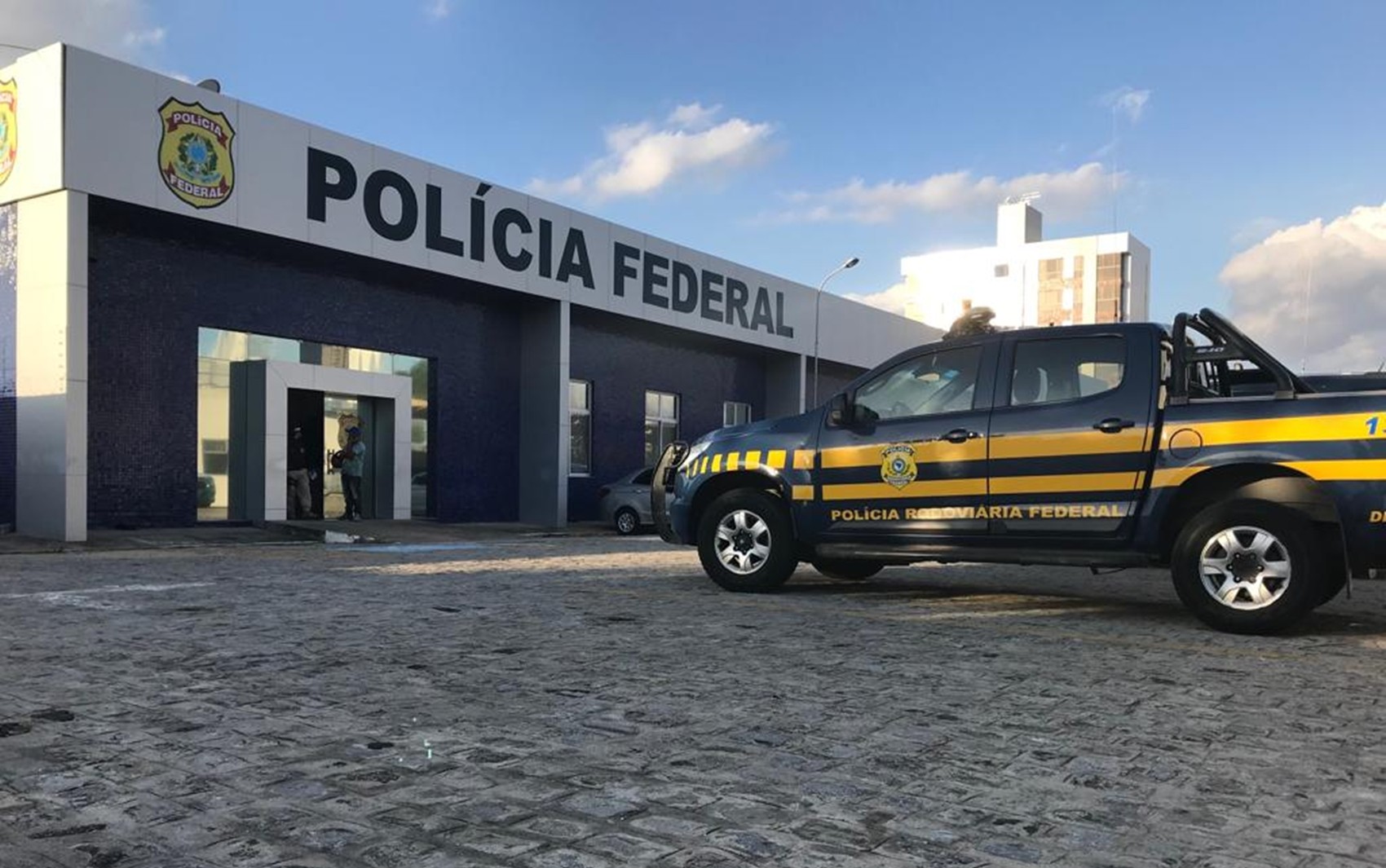 Carro é apreendido pela Polícia Federal em Campina Grande