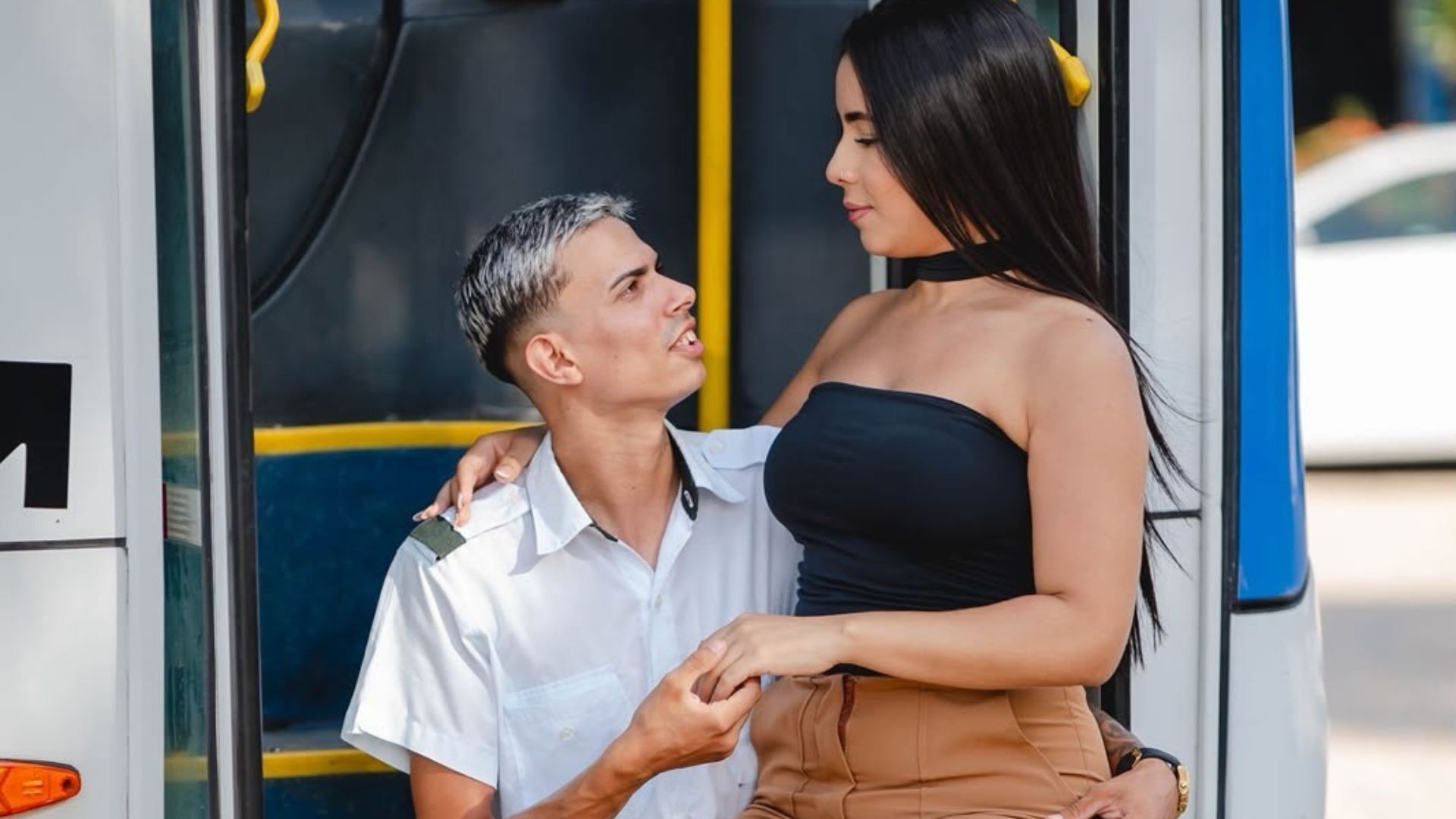 Casal faz ensaio de casamento em ônibus de João Pessoa onde se conheceu