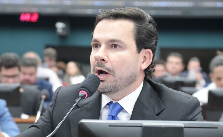 CCJ aprova fim de taxa de fiscalização sobre telefones celulares