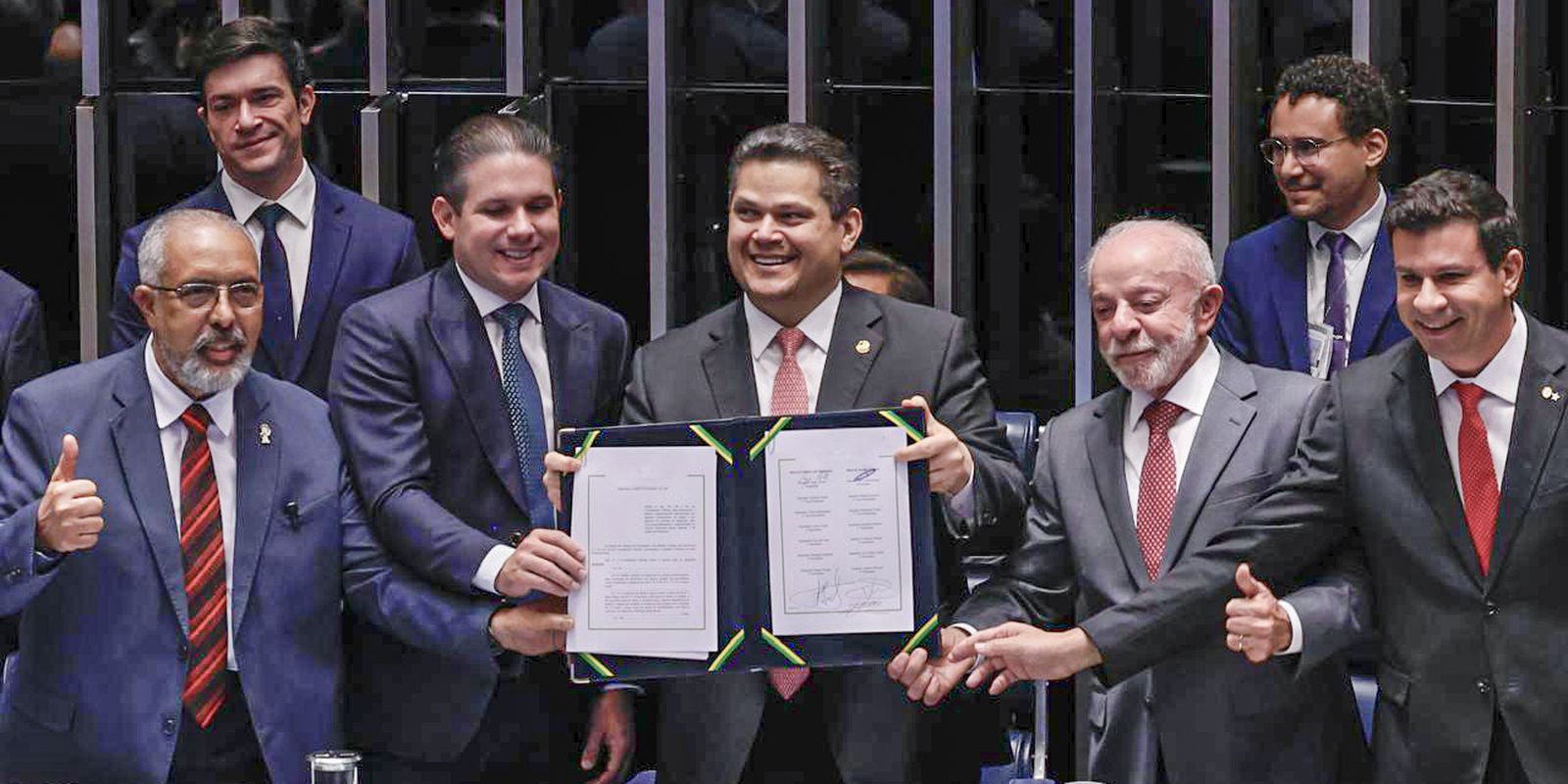 Congresso promulga nova lei que encerra escala 6x1 e estabelece 5x2 no Brasil