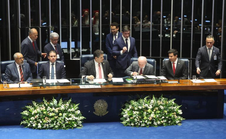 Congresso promulga fim da escala 6x1 e nova aposentadoria para agentes