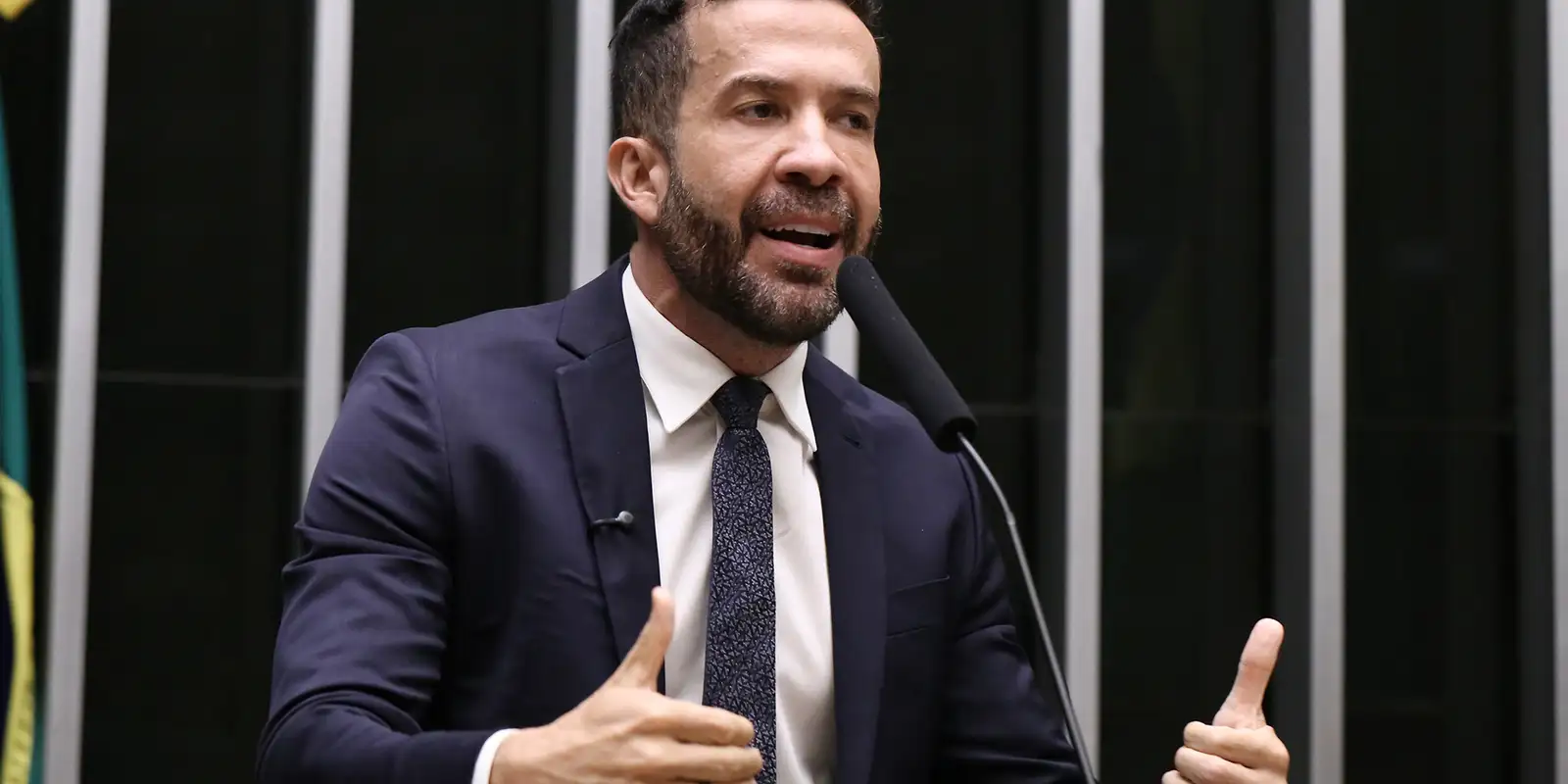 Deputado André Janones é internado com arritmia cardíaca em São Paulo