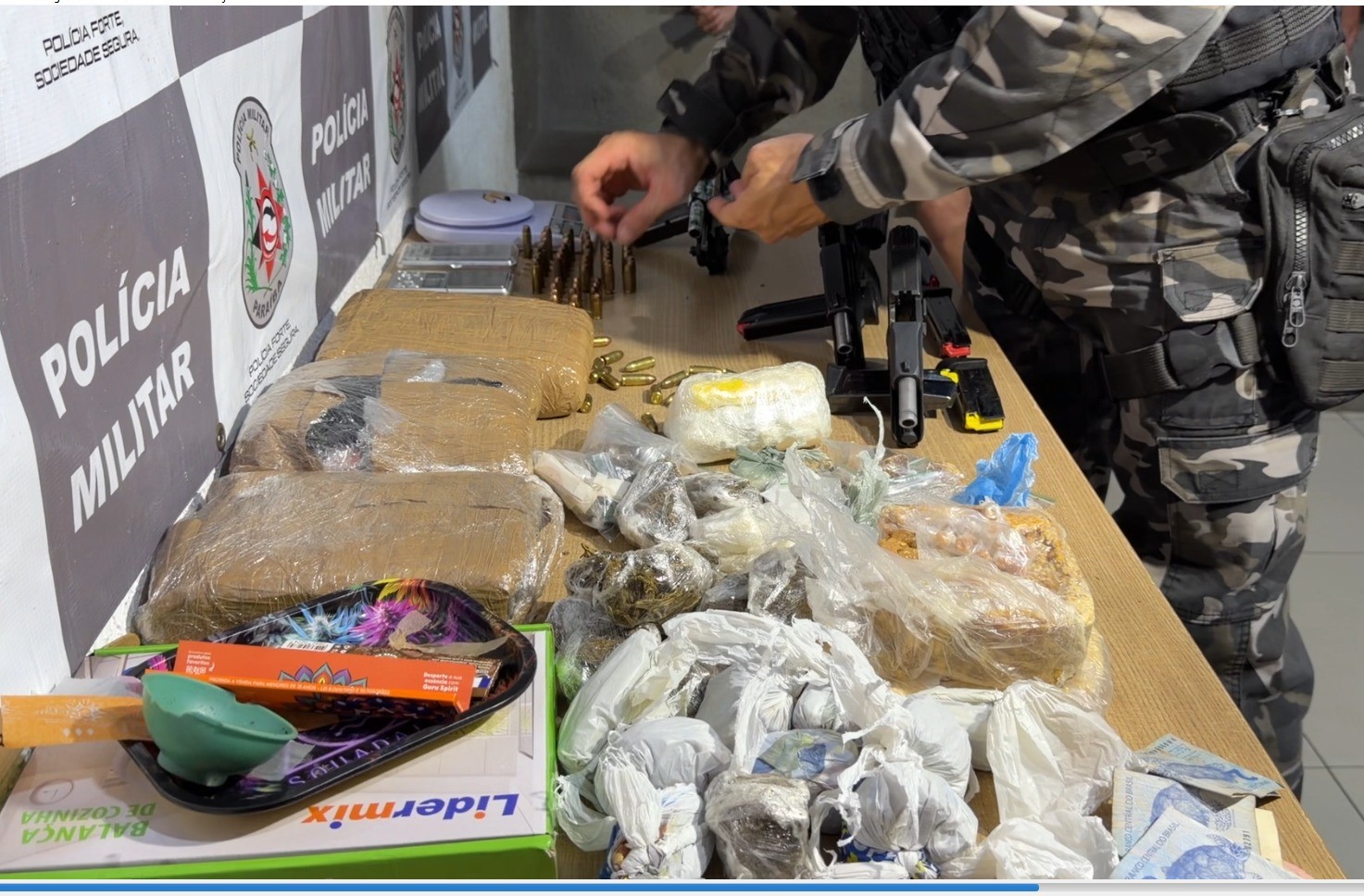 Dois suspeitos são presos com armas e drogas após troca de tiros em João Pessoa