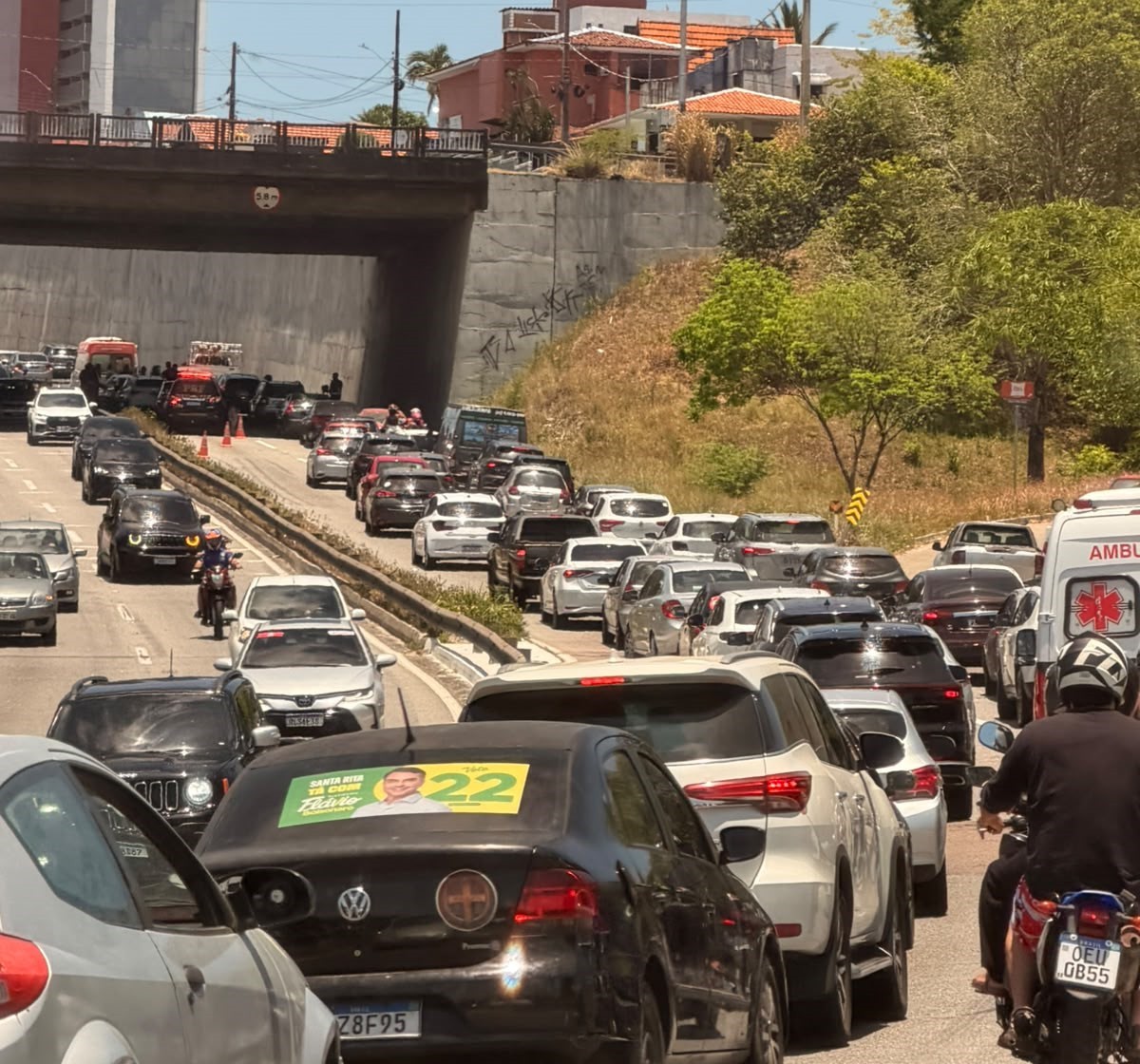 Acidente na BR-230 deixa feridos e complica trânsito em João Pessoa