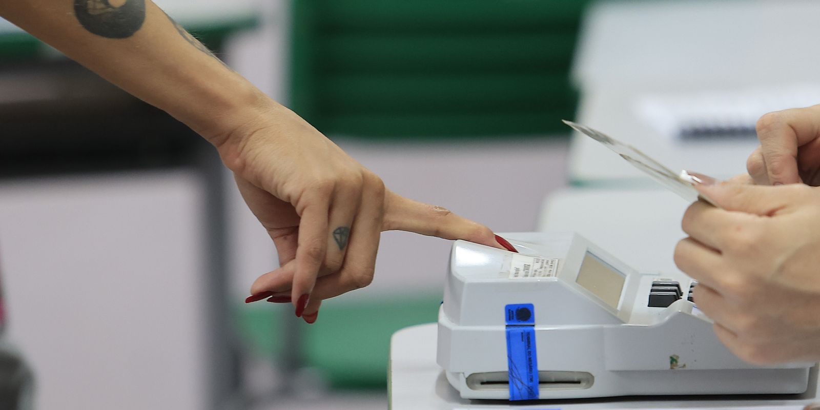Eleições no Rio: eleitores enfrentam chuva e votam cedo no segundo turno