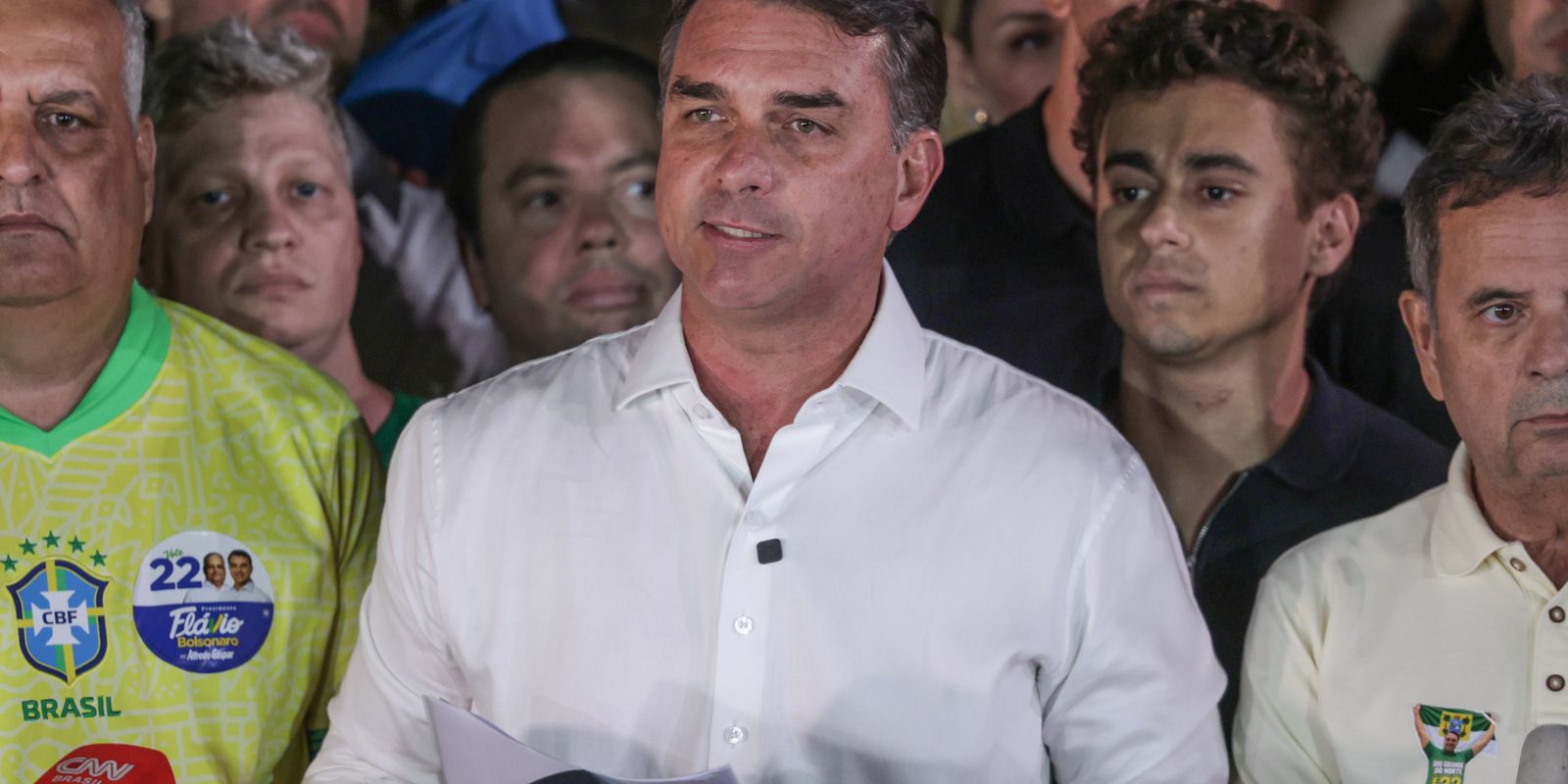 Flávio Bolsonaro agradece Milei e Trump em carta após fuga para os Estados Unidos