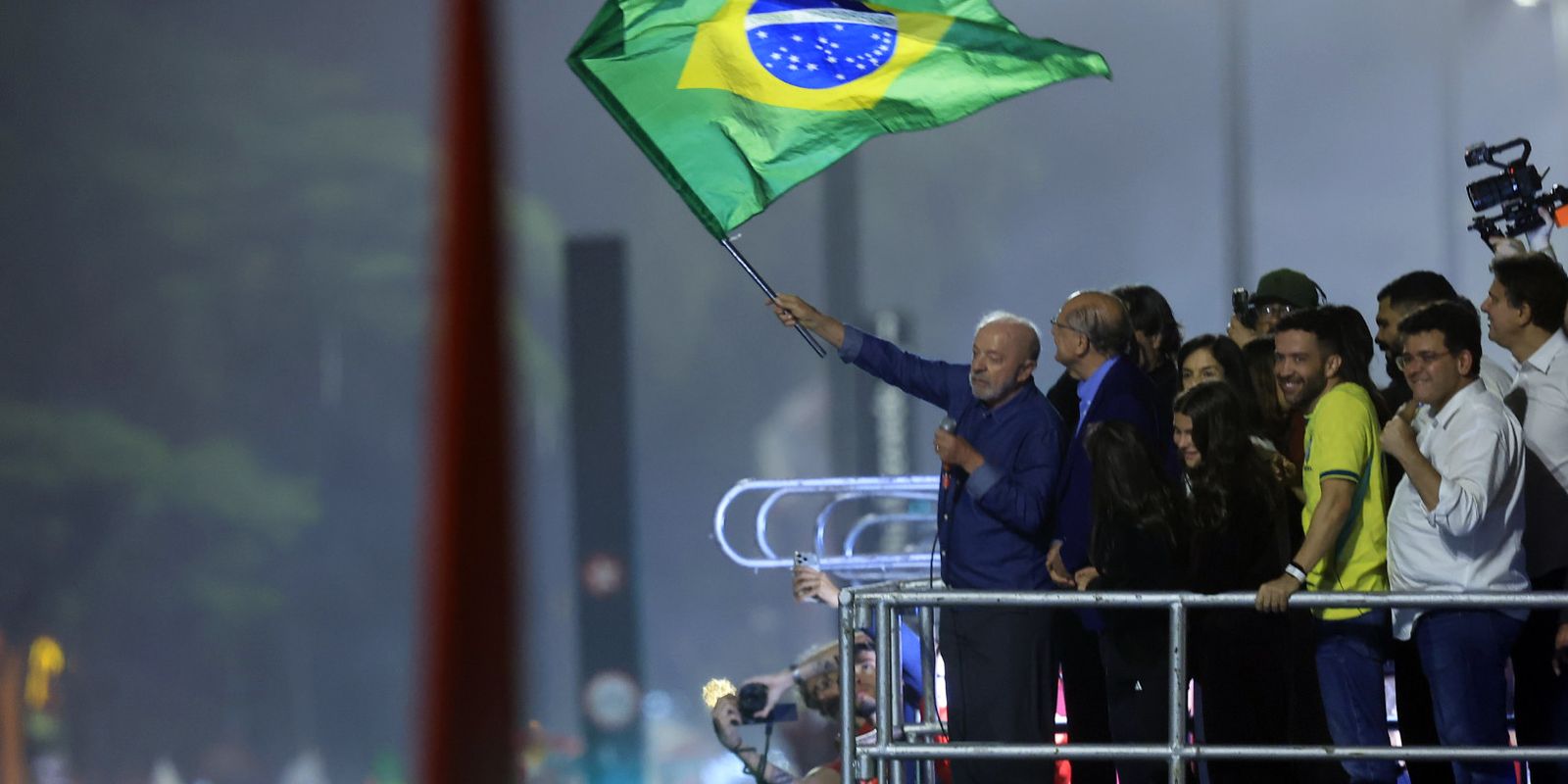 Lula discursa em festa da vitória na Paulista e celebra quarto mandato