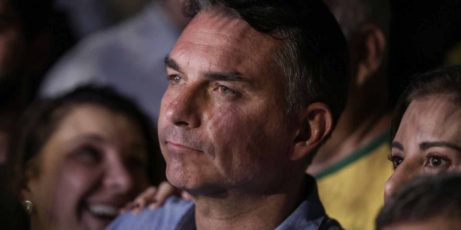 Flávio Bolsonaro nega golpe e defende propostas em sabatina na TV Globo
