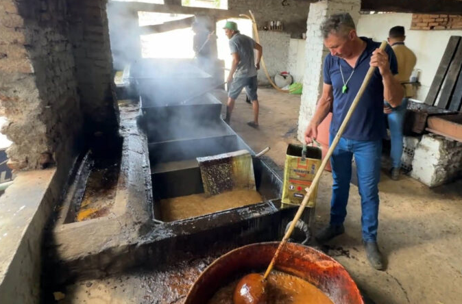Engenho de cerca de 150 anos mantém viva a produção artesanal de rapadura na zona rural de Cajazeiras