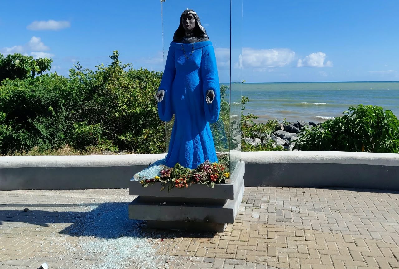 Estátua de Iemanjá é danificada durante briga na orla em João Pessoa