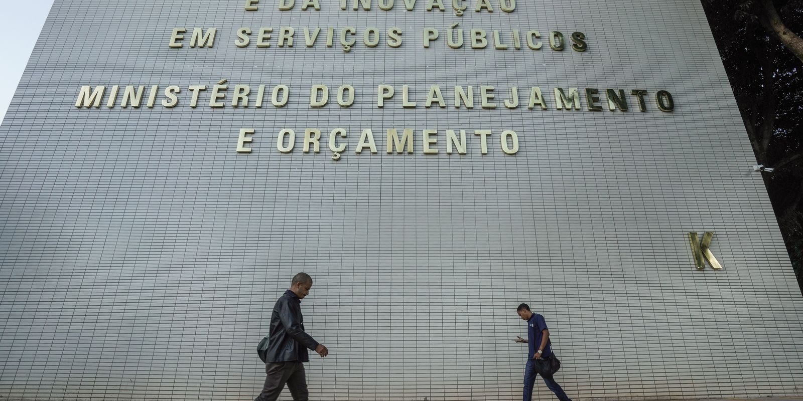 Governo planeja realocar r$ 20 bilhões no orçamento de 2027