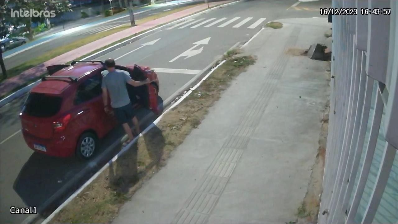 Homem é filmado furtando cone de segurança na Zona Sul de João Pessoa