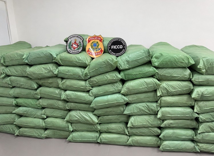 Homem é preso com apreensão de maconha em caminhão no Sertão da Paraíba