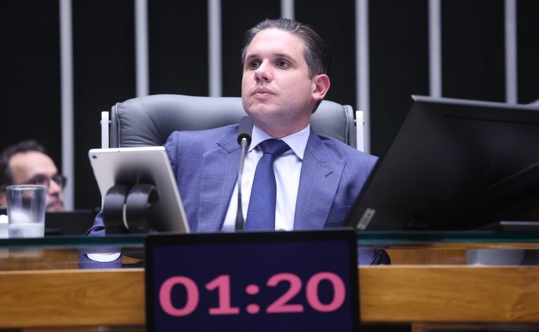 Hugo Motta celebra aprovação do fim da escala 6x1 no Senado