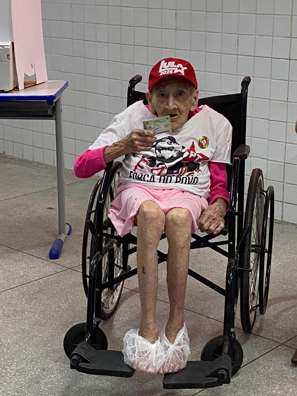 Idosa de 114 anos vota no 2º turno das eleições na Paraíba