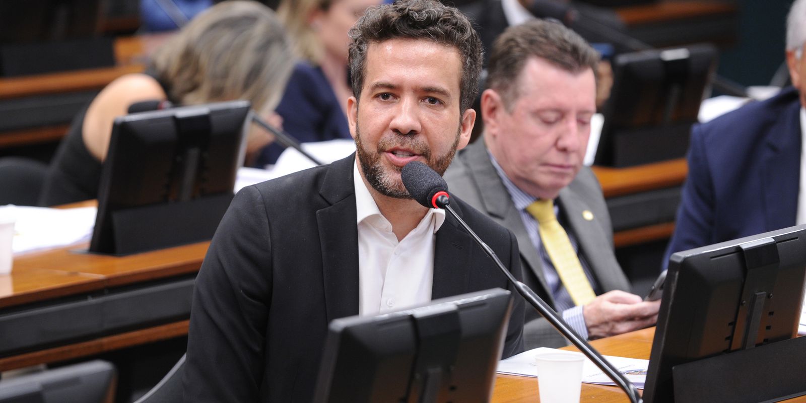 André Janones aponta censura após decisão do TSE sobre canal de WhatsApp