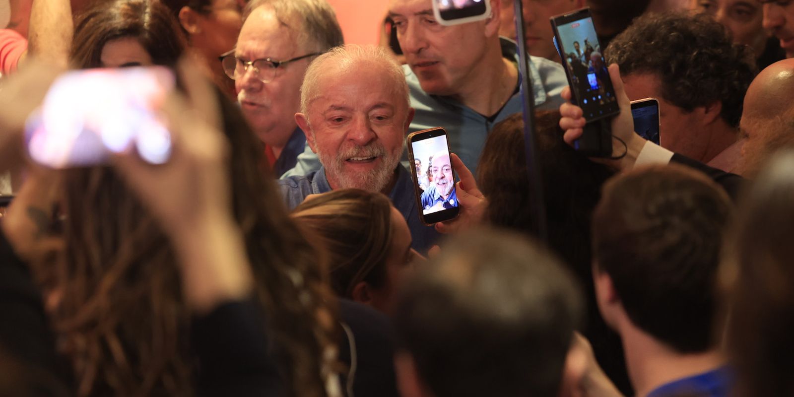 Lula vence eleições presidenciais e defende regulação das redes sociais